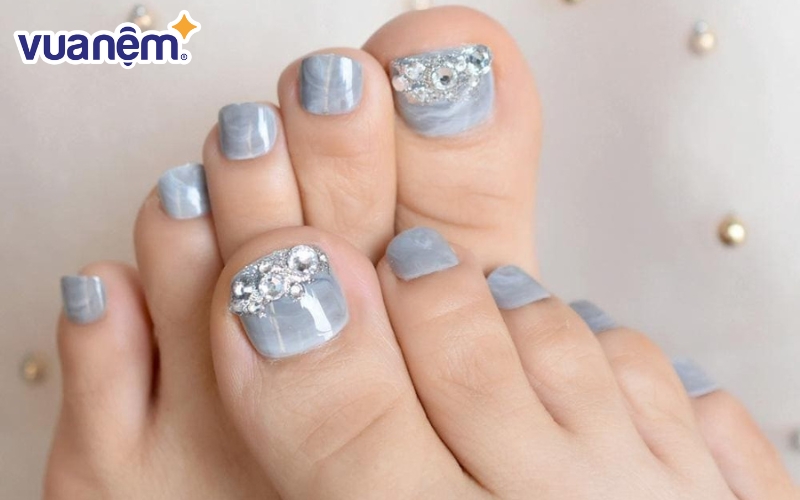 Mẫu nail sang trọng màu xanh lam đính đá đơn giản