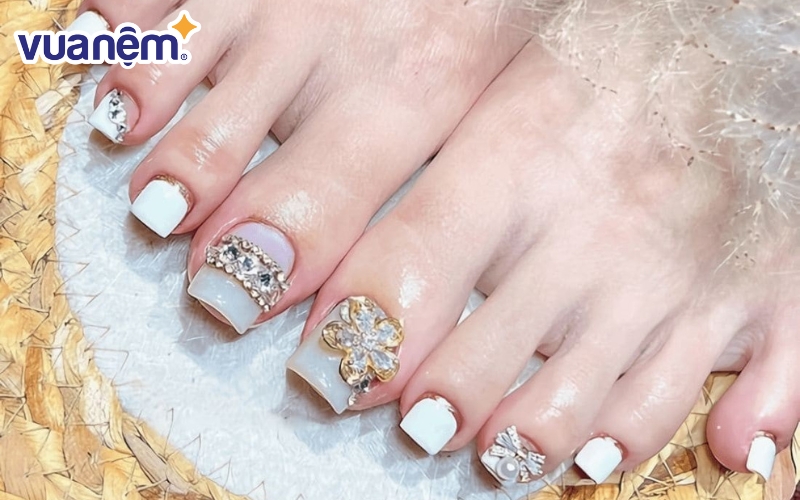 Mẫu nail công chúa đính hoa, đá và nơ cực kỳ nữ tính