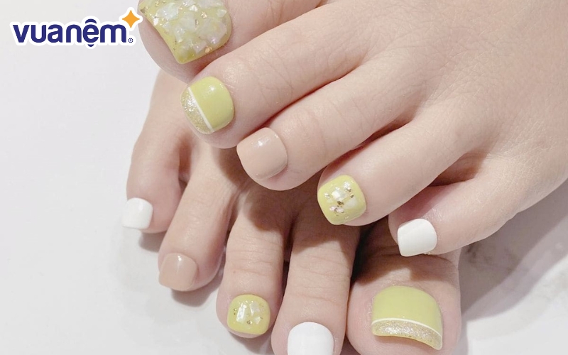 Mẫu nail đính đá màu pastel phù hợp với cô nàng tính cách nhẹ nhàng