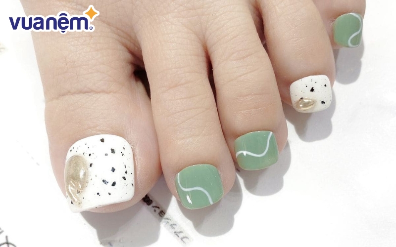 Bộ nail kết hợp giữa màu trắng và xanh pastel độc đáo