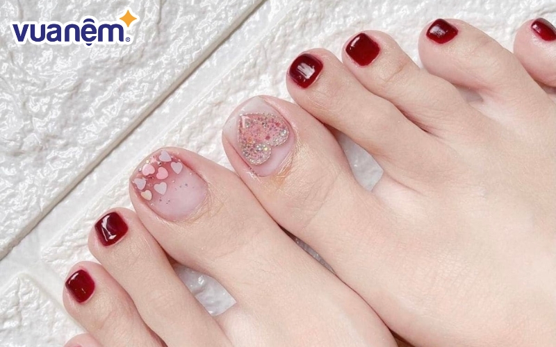 Bộ nail là sự kết hợp hài hoà giữa màu đỏ và hồng cùng hoạ tiết trái tim