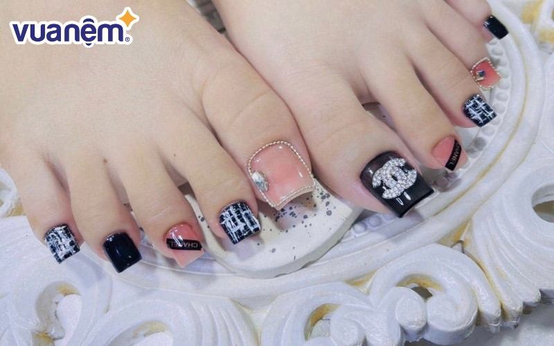 Bộ nail mang đậm phong cách Black Pink