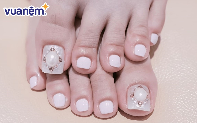 Mẫu nail màu trắng đính trân châu size lớn ấn tượng