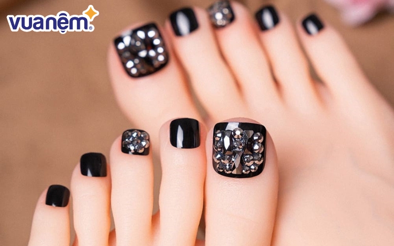 Mẫu nail có màu đen huyền bí tạo thêm sự cuốn hút cho chủ nhân