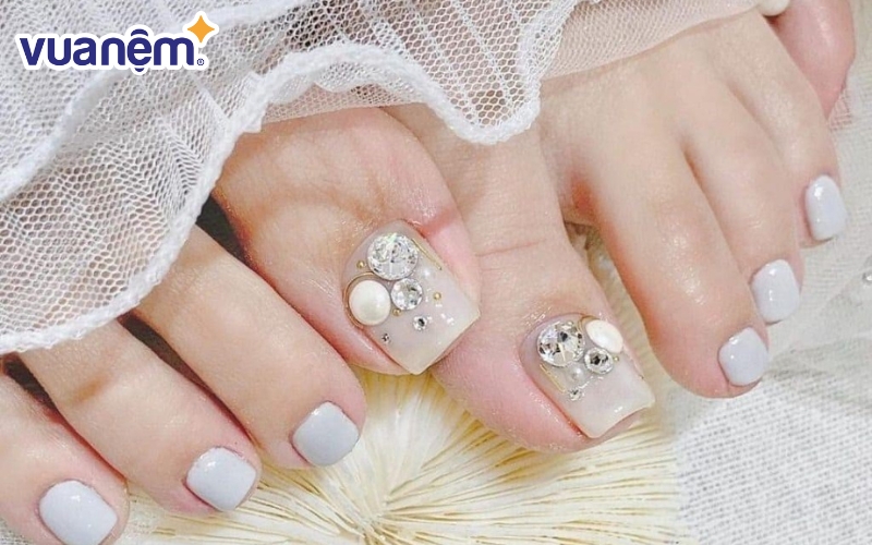 Mẫu nail có màu đen huyền bí tạo thêm sự cuốn hút cho chủ nhân