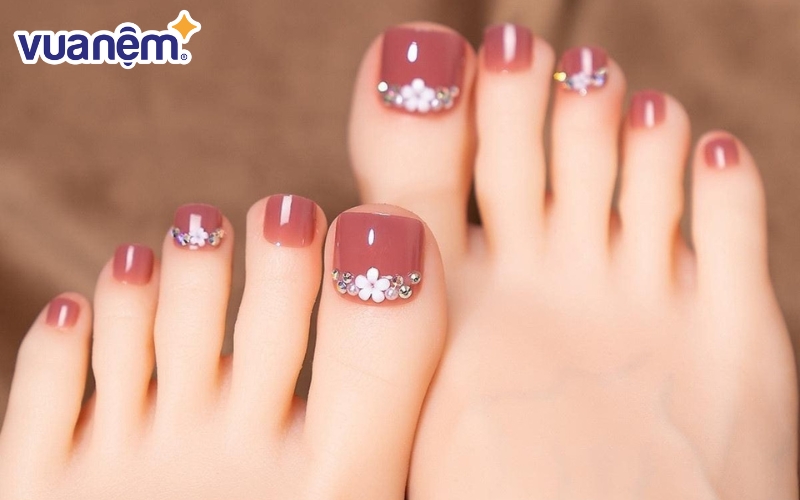 Bộ nail chân màu hồng đính đá và hoa sống động