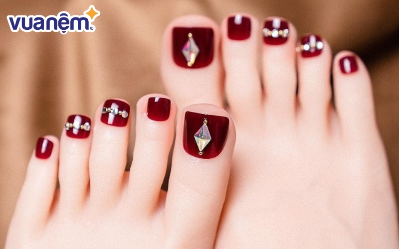 Nail chân màu đỏ đính đá gây ấn tượng mạnh mẽ