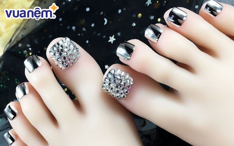 Bộ nail chân ánh bạc vô cùng đặc biệt