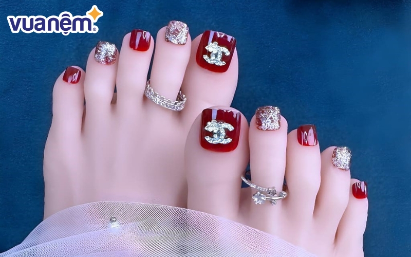 Nail chân Chanel đẳng cấp với màu đỏ nổi bật