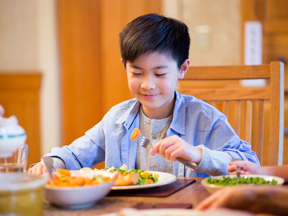 bổ sung cho trẻ DHA vào trong hoặc sau các bữa ăn