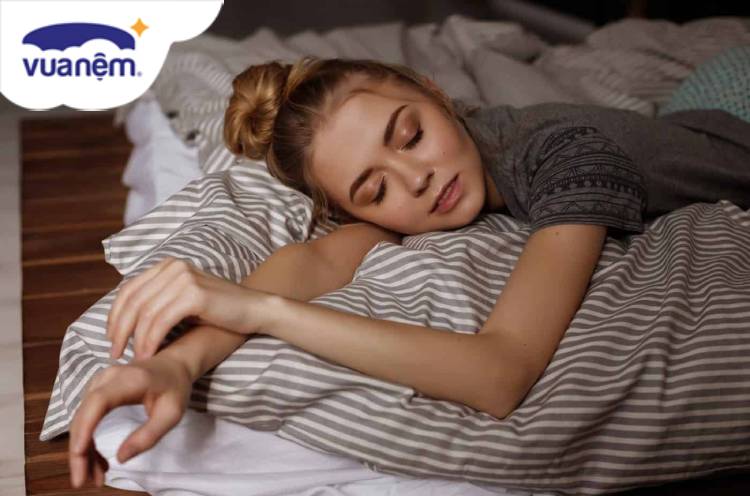 Nên buộc tóc hay xõa tóc khi đi ngủ