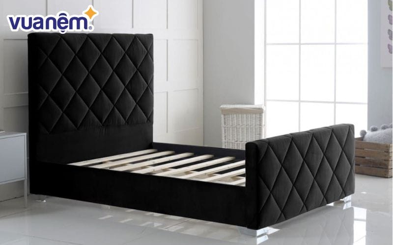 Thanh dát giường (hay còn là dát giường, vạt giường, phản giường) là bộ phận có vai trò nâng đỡ người nằm, được đặt ở phía dưới nệm