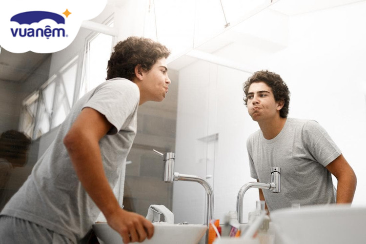 sáng ngủ dậy nước bọt có màu vàng