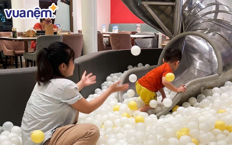 Peekaboo Premium Kids Cafe là quán cà phê cao cấp kết hợp với khu vui chơi cho trẻ em