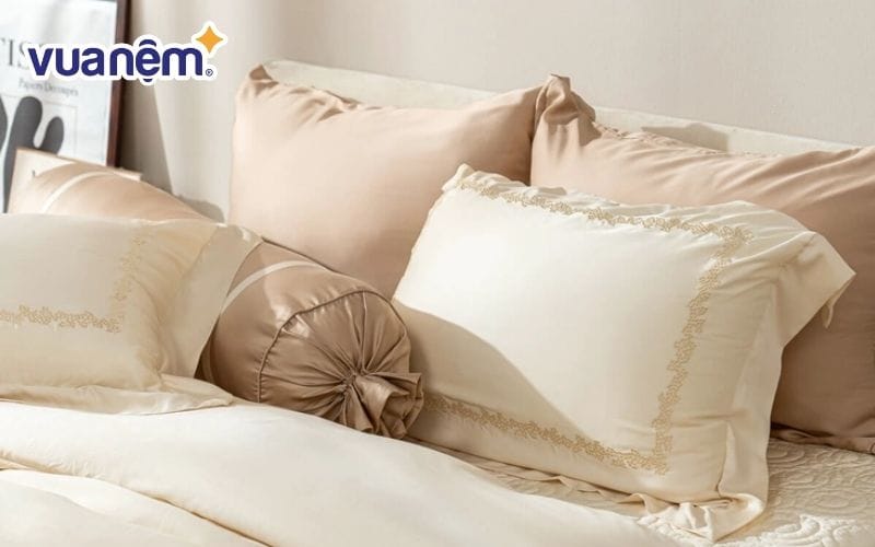 Sự lựa chọn an toàn nhất vẫn là những mẫu gối trơn mang màu sắc trung tính