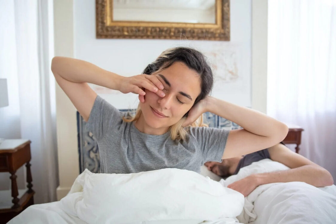 Tại sao có gỉ mắt khi ngủ