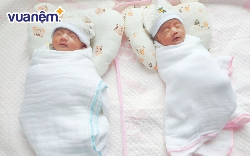 Tạo thói quen đồng bộ cho trẻ song sinh