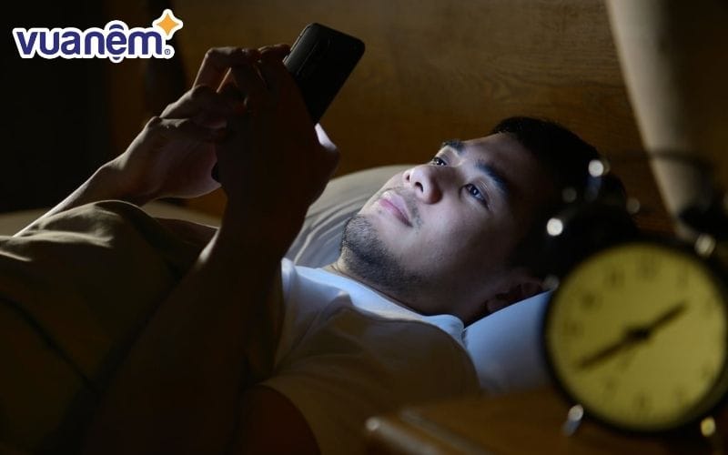Ánh sáng xanh từ điện thoại có thể làm giảm hormone melatonin – hormone giúp cơ thể buồn ngủ.