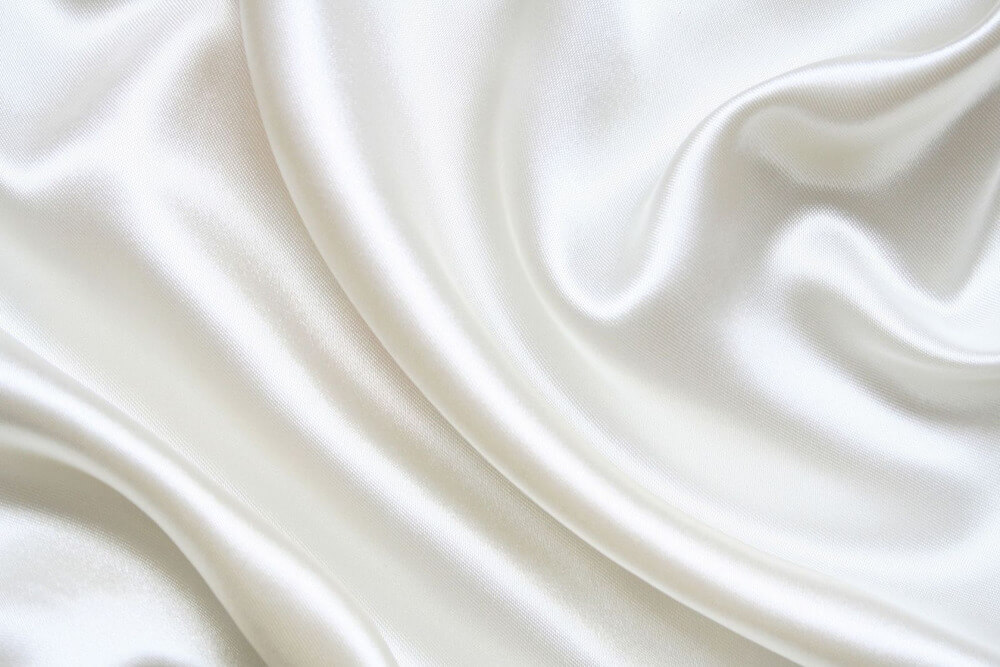 Bạn có thể chọn loại vải trắng cao cấp để may chăn ga gối khách sạn như lụa satin hay lụa