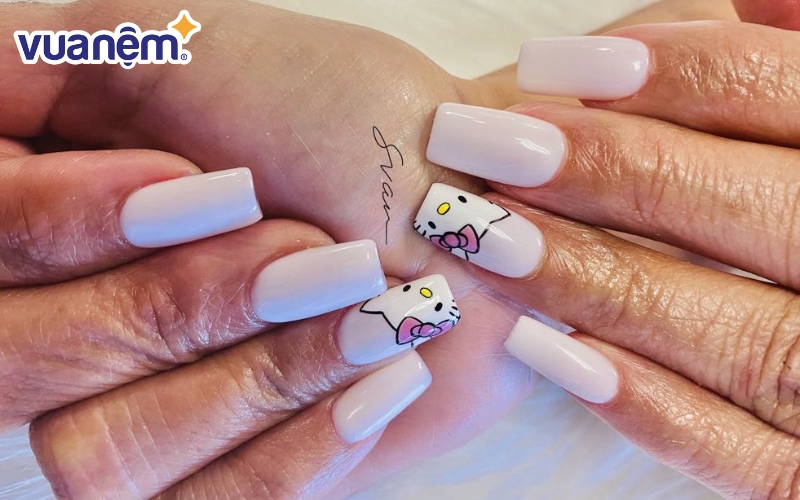 <em>Một mẫu nail hoạt hình Hello Kitty rất phù hợp cho những cô gái ngọt ngào</em>