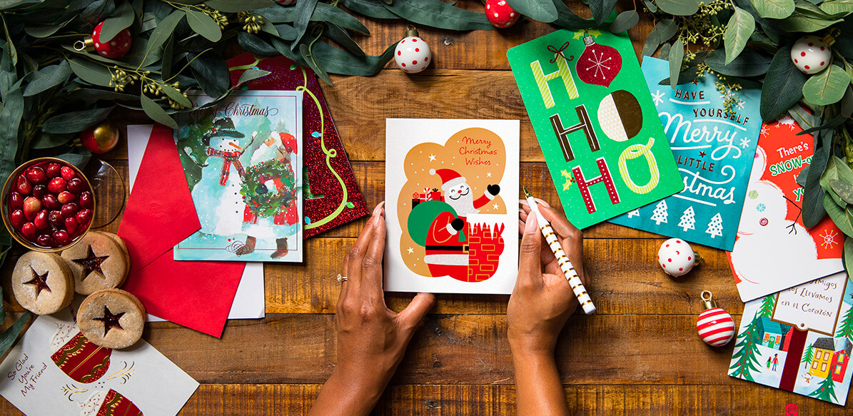Bạn có thể chuẩn bị thiệp Noel và ghi những lời chúc Giáng sinh để tăng sự trang trọng