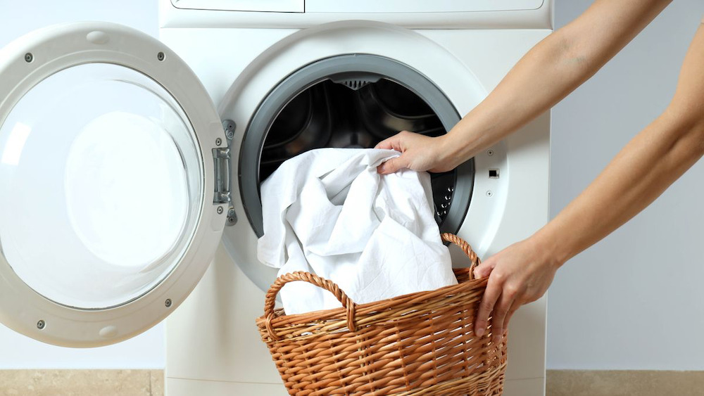 Khi giặt chăn bằng máy, hãy sử dụng nước mát và chọn chu trình giặt nhẹ nhất
