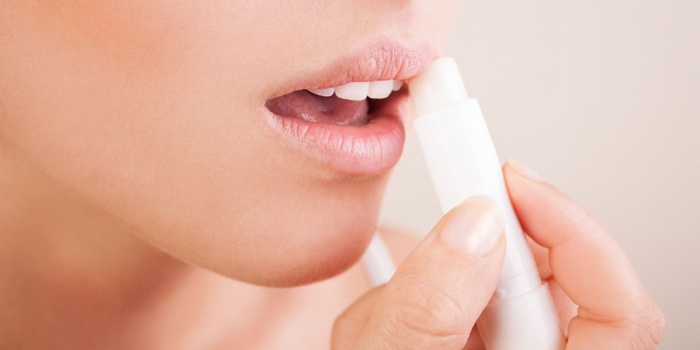 Thoa son dưỡng giúp môi trên giảm cảm giác khó chịu khi bị sưng