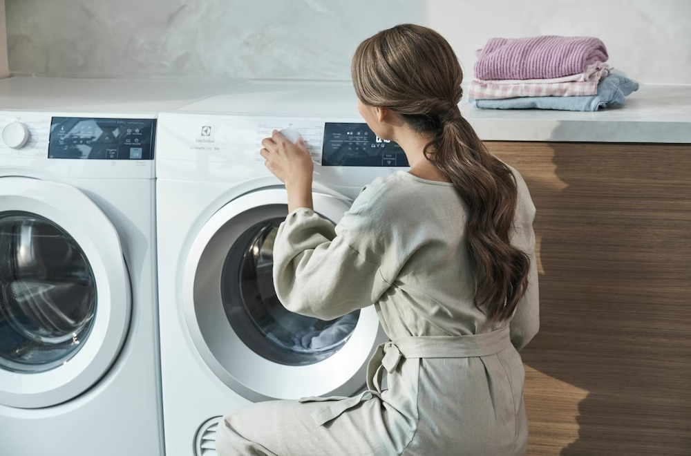 Khi dùng máy sấy quần áo để làm khô chăn gối, nên để nhiệt độ ở mức thấp hoặc trung bình