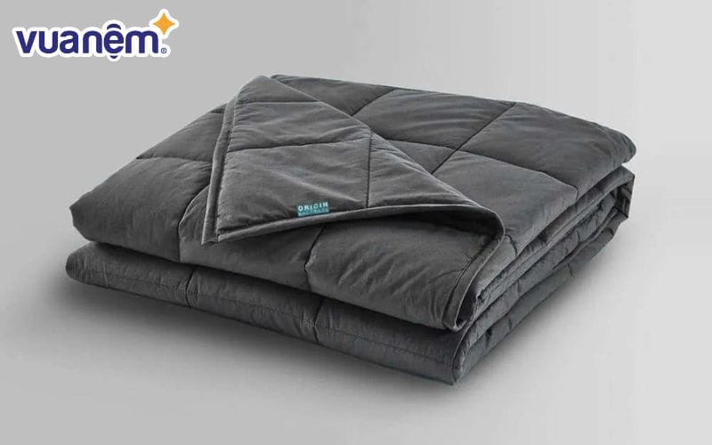 Chăn nặng hay còn gọi là chăn trọng lượng, là loại chăn có độ nặng cao hơn so với các loại thông thường