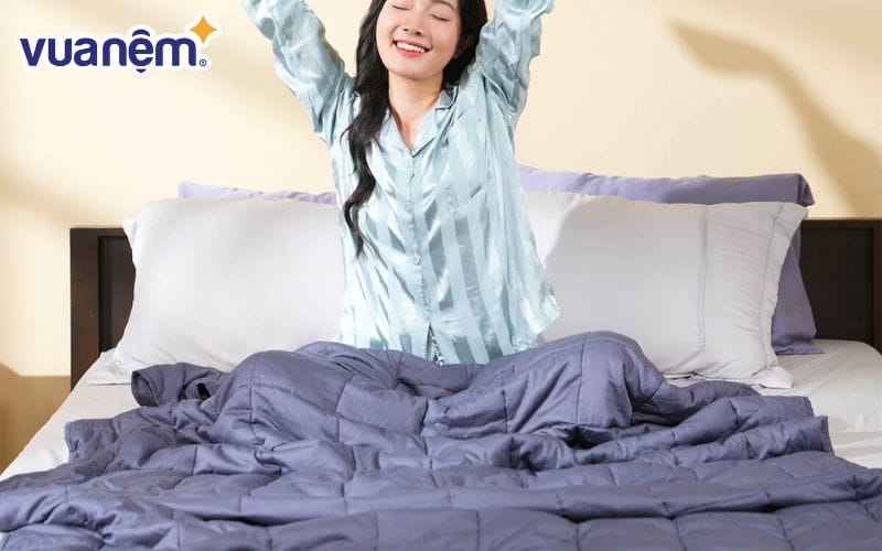 Đắp chăn nặng có thể giúp ngủ ngon hơn, cụ thể là giảm lo âu, giảm rối loạn giấc ngủ, một số triệu chứng của ADHD