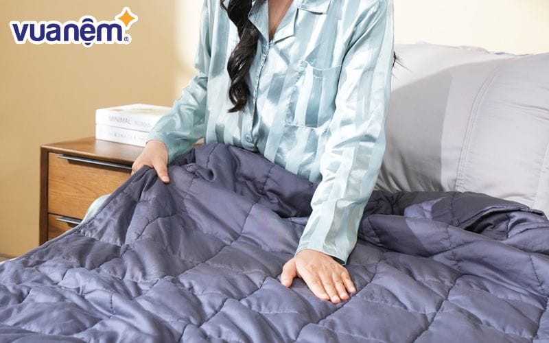 Đắp chăn nặng có thể giúp ngủ ngon hơn cũng như giúp giảm rối loạn lo âu