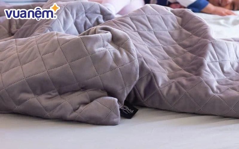 Chăn trọng lực được xem là sản phẩm hỗ trợ hiệu quả để giúp trẻ giảm các triệu chứng này