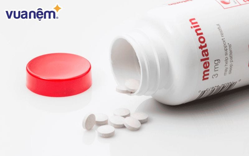 Đắp chăn nặng có thể giúp ngủ ngon hơn, là yếu tố kích thích sản xuất melatonin