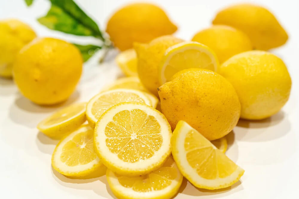 Ngoài vitamin C chanh cũng chứa hàm lượng canxi cao