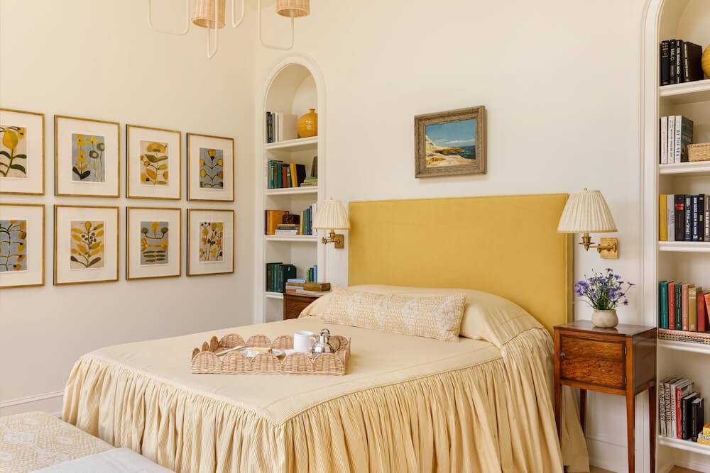 Mẫu chăn ga gối phù hợp với các căn phòng ngủ có màu sơn tường là màu vàng