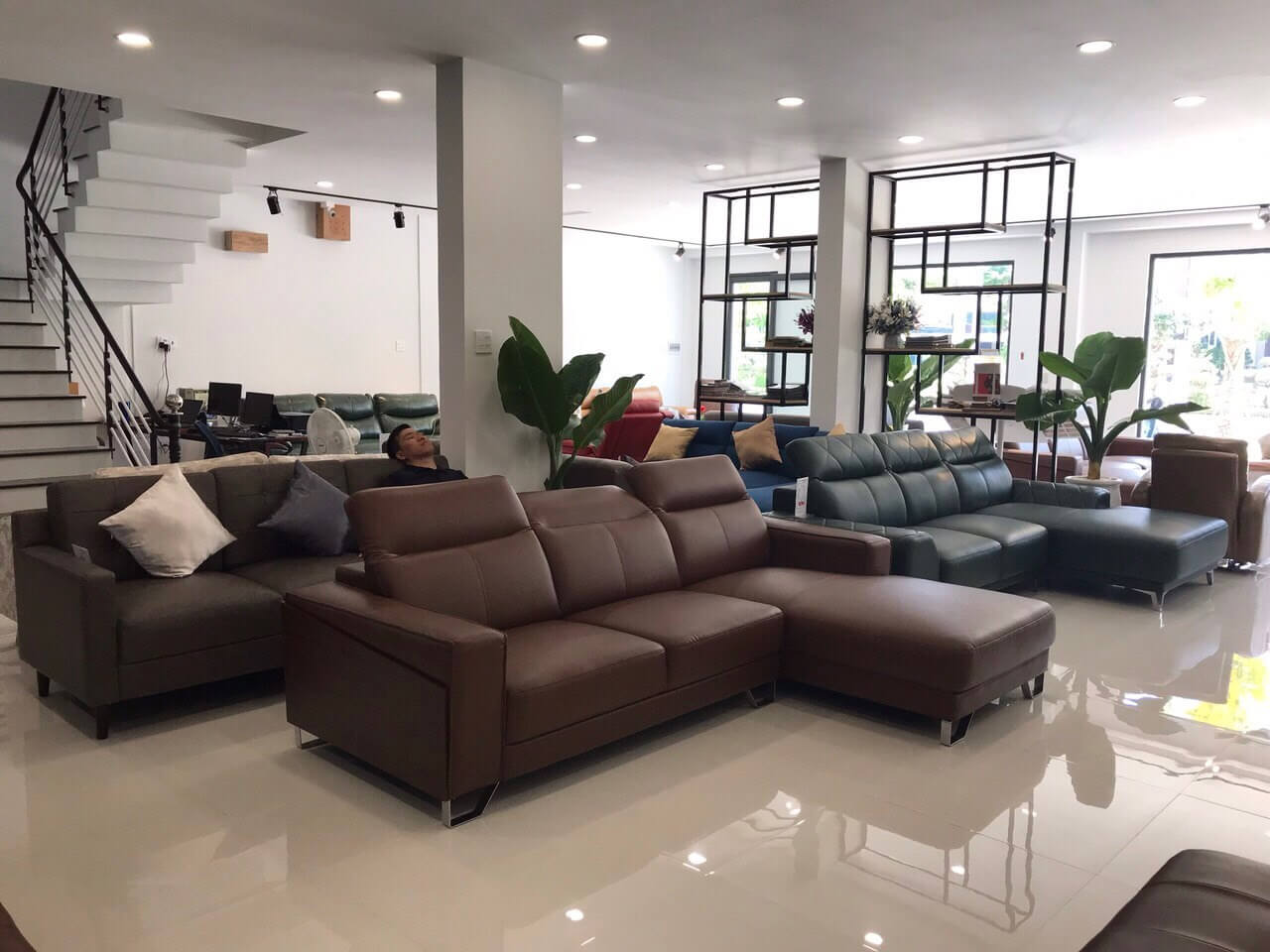 Phòng trưng bày Sofa da của Hana Furniture rộng rãi và thoải mái