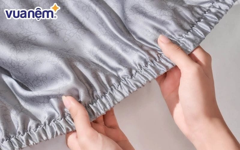 Khả năng vệ sinh và bảo quản cũng là tiêu chí quan trọng khi chọn chăn ga gối cho người cao tuổi