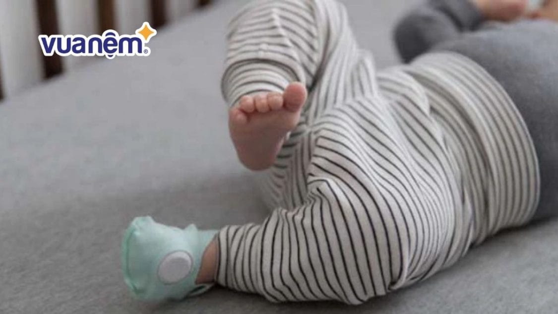 Đi tất cho bé khi ngủ vào mùa hè