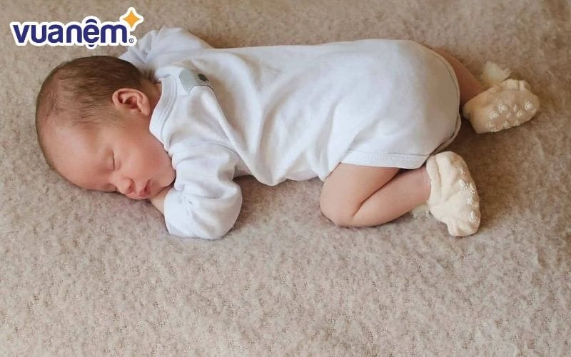 Đi tất cho trẻ giúp trẻ ngủ nhanh và ngon hơn khi lạnh