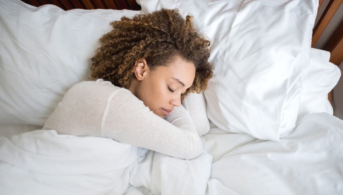 điều chỉnh tư thế ngủ để hạn chế bị đau vai sau khi ngủ dậy