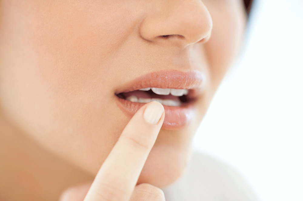 Một số vấn đề về răng miệng cũng làm sưng môi trên