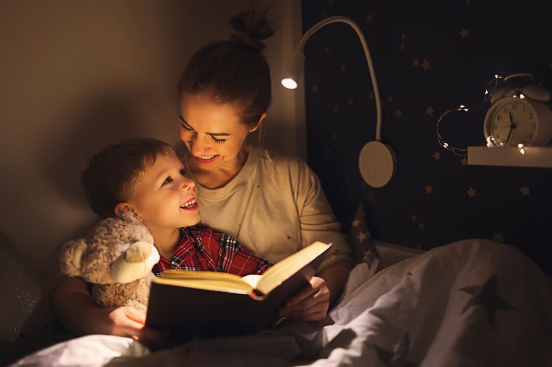 Đọc truyện trước khi ngủ cho bé giúp rèn luyện thói quen tốt