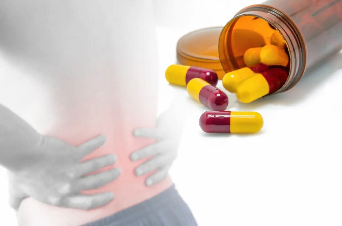 dùng thuốc điều trị giúp giảm tình trạng nằm ngửa bị đau lưng dưới