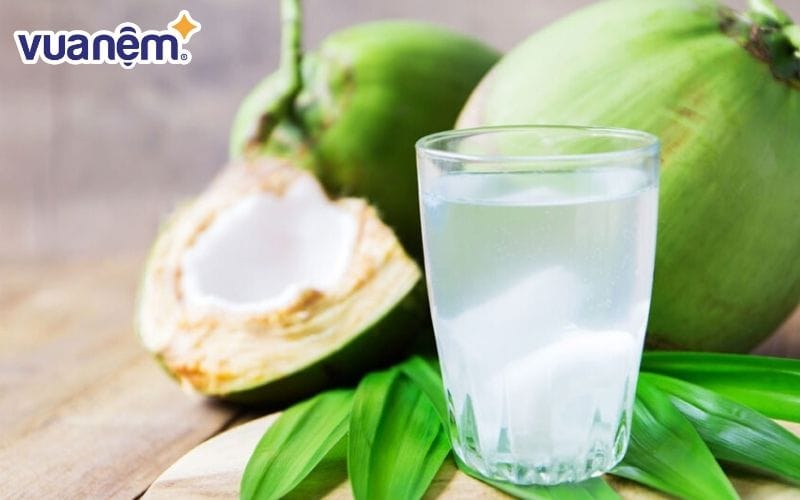 Giải đáp: Có nên uống nước dừa trước khi đi ngủ không?