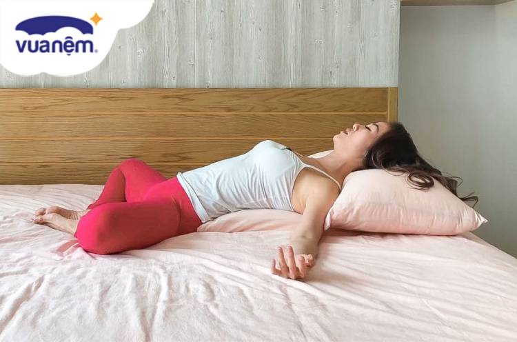 kê gối dưới lưng khi ngủ