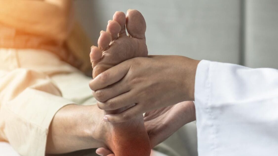 Massage nhẹ nhàng giúp khắc phục tình trạng sáng ngủ dậy bị đau lòng bàn chân