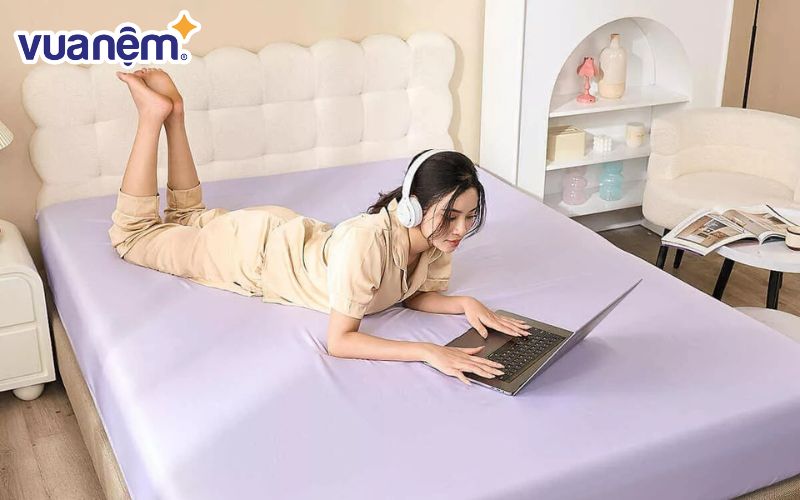 Màu sắc và họa tiết tối giản phù hợp cho chăn ga gối mùa hè