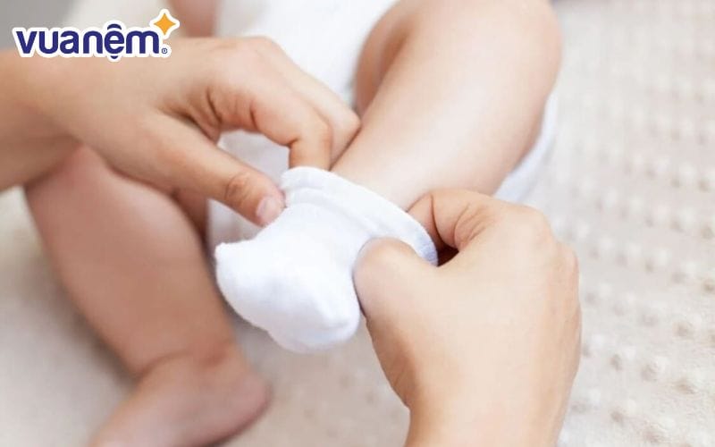 Điều quan trọng là đôi tất bạn chọn cho bé phải vừa khít