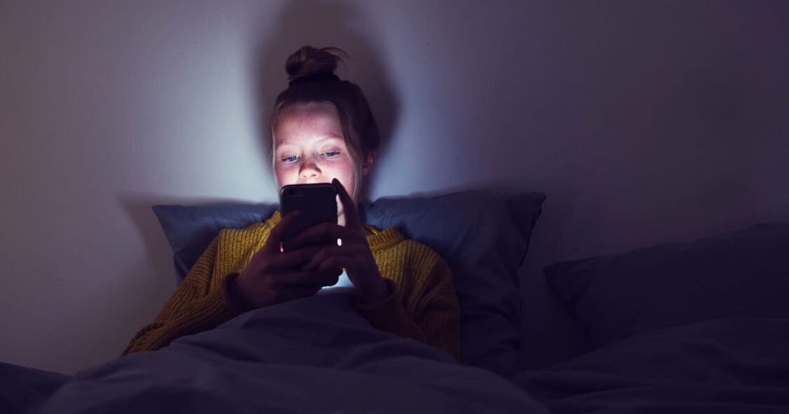 Mất ngủ ở tuổi dậy thì do lạm dụng thiết bị điện tử về đêm