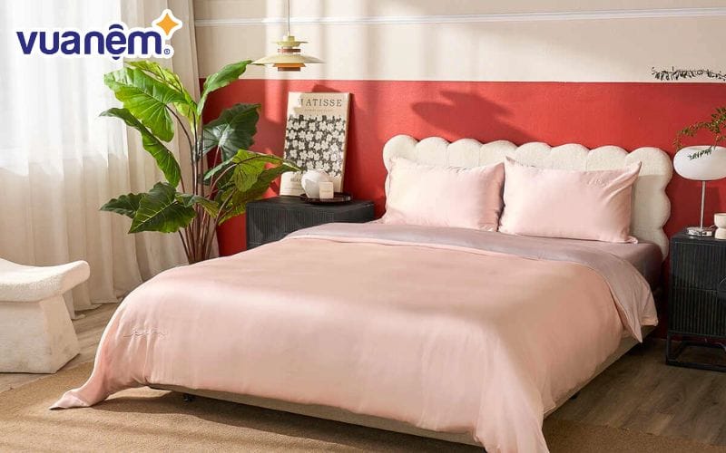 Chăn ga gối màu hồng phù hợp với những ai yêu thích sự lãng mạn, theo đuổi lối sống tính cực